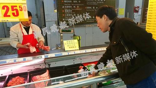 市民在选购猪肉。 新民晚报新民网见习记者 俞金�F 摄